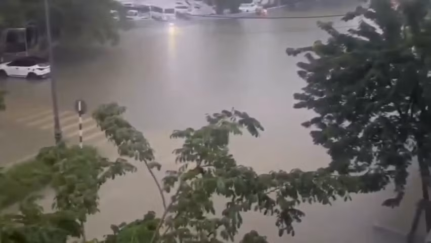 Sáng 15/11, nước sông Hương tại Kim Long đã “cán mốc” +4,2 m, cao hơn mức báo động 3 là 0,7 m. Tình hình mưa lũ còn diễn biến phức tạp khi dự báo nước sông Hương sẽ lên +4,5m, vượt đỉnh lũ năm 2022.