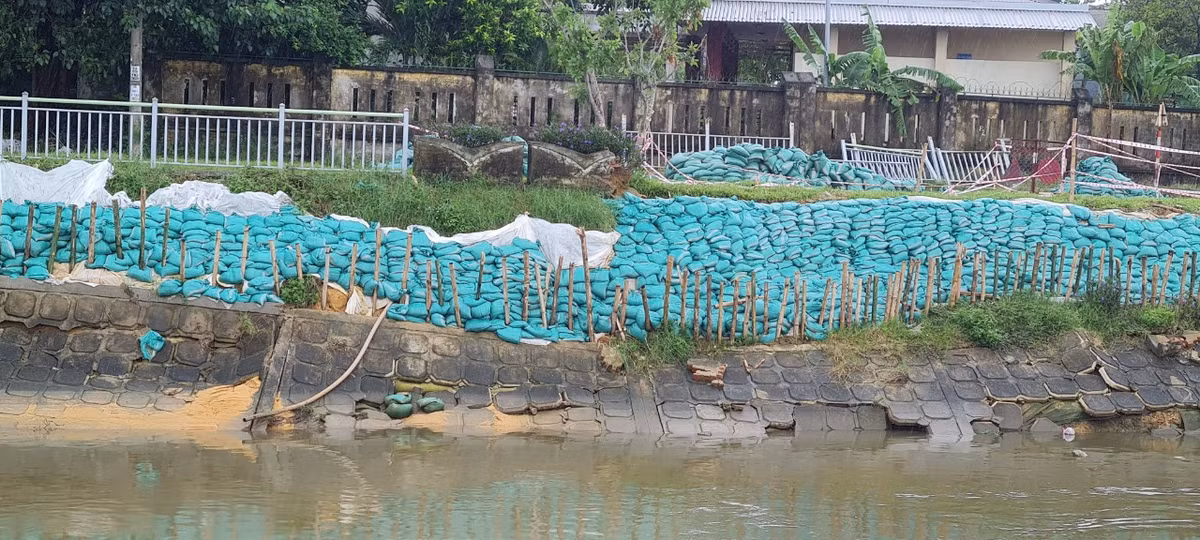 Bờ kè kênh thoát nước Phú Lộc, cạnh Trường Tiểu học Lê Văn Tám, thuộc địa phận phường Thanh Khê Tây, quận Thanh Khê, TP. Đà Nẵng bị sụt lún nghiêm trọng.