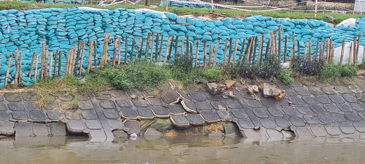 Sạt lở, sụt lún diễn ra tại nhiều vị trí.