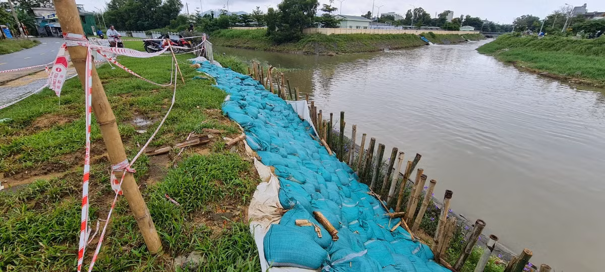 Những ngày qua, tại thành phố Đà Nẵng có mưa, lượng nước lớn đổ về kênh Khe Cạn, kênh Phú Lộc và chảy ra sông Phú Lộc.
