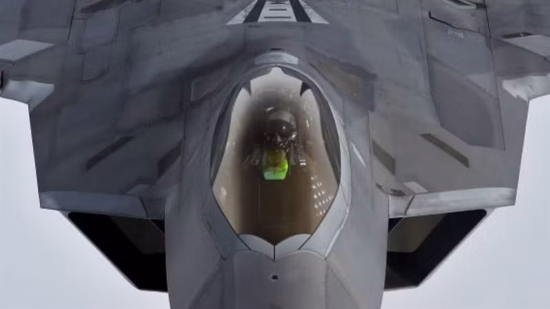 Giới chuyên gia Mỹ cho rằng việc trang bị súng trường GAU-5/A cho phi công tiêm kích tàng hình F-22 là động thái "lo xa" của Mỹ, bởi chiến đấu cơ thế hệ 5 này sở hữu những tính năng tàng hình và công nghệ ưu việt, khó có thể bị bắn rơi trên chiến trường.