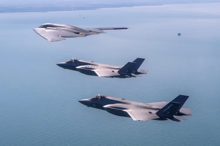 Ngoài các máy bay tàng hình, quân đội Mỹ cũng triển khai tiêm kích hạng nặng F-15E Strike Eagle và chiến đấu cơ tác chiến điện tử EA-18G Growler tham gia đợt diễn tập.