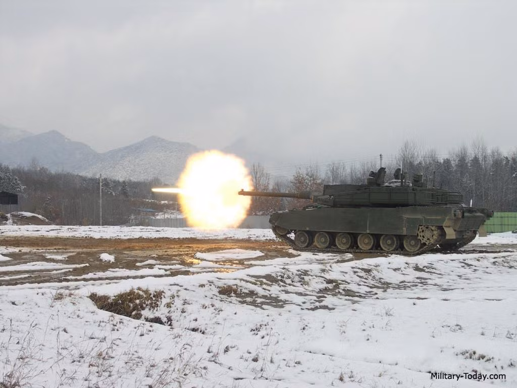  K2 Black Panther, Hàn Quốc: Báo đen là xe tăng hiện đại và đắt nhất thế giới với đơn giá khoảng 8,5 triệu USD. K2 được trang bị giáp composite tiên tiến, hệ thống điều khiển hỏa lực tối tân. Báo đen được trang bị pháo chính 120 mm của Đức, đại liên 12,7 mm và súng máy đồng trục 7,62 mm. Xe được trang bị động cơ diesel công suất tới 1.500 mã lực. Ảnh: Military Today.