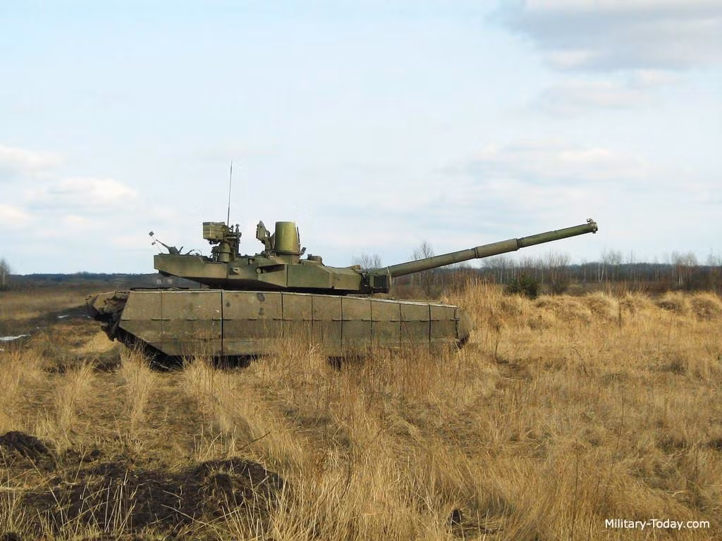  Oplot-M, Ukraine: Đây là phiên bản nâng cấp từ T-84 Oplot theo phong cách phương Tây. Xe được trang bị pháo phản ứng nổ Nozh-2, hệ thống phòng vệ chủ động Zaslon giúp tăng khả năng sống sót trên chiến trường. Oplot-M sử dụng pháo chính 125 mm với khả năng phóng tên lửa chống tăng qua nòng. Ảnh: Military Today.