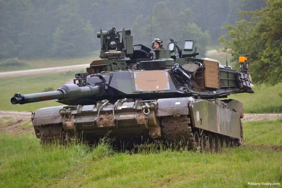  M1A2 SEP, Mỹ: Đây là phiên bản nâng cấp hiện đại nhất của dòng xe tăng huyền thoại M1 Abrams. Xe được bọc giáp nhồi uranium nghèo cải tiến với khả năng chống đạn xuyên giáp đáng kinh ngạc. Bổ sung thêm trạm vũ khí điều khiển từ xa, lắp thêm súng máy để tăng hiệu quả tác chiến trong môi trường đô thị. Ảnh: Military Today.