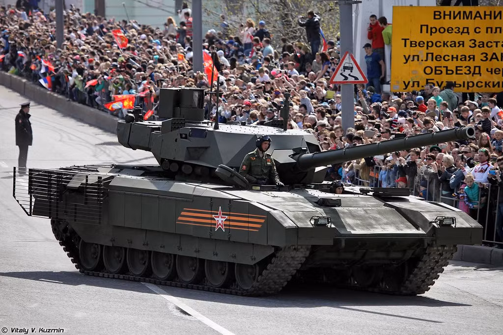  T-14 Armata, Nga: Sự xuất hiện của siêu tăng này đã làm chao đảo giới quân sự thế giới. T-14 mang những triết lý thiết kế mới và chưa từng được áp dụng cho xe tăng. Điển hình là tháp pháo điều khiển từ xa, hệ thống phòng vệ chủ động tối tân. Phương Tây đang vội vàng nâng cấp xe tăng của họ để đối phó với siêu tăng này. Ảnh: Vitaly V. Kuzmin.