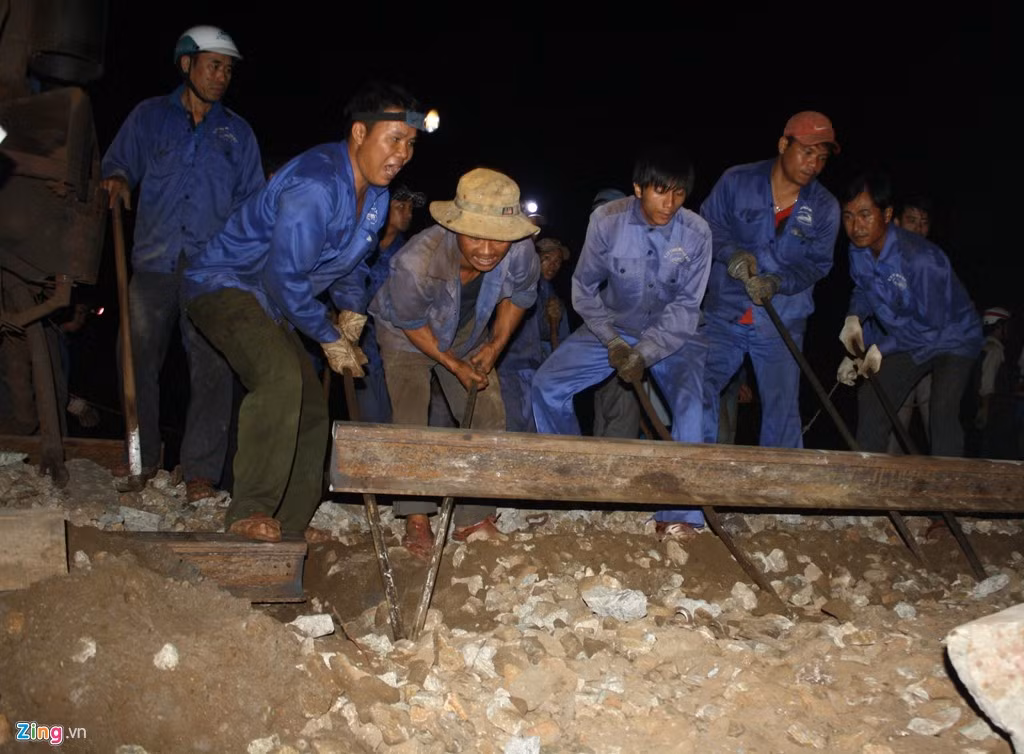 Phần đường ray bị hỏng, bị lệch được cắt rời để thay thế mới ngay trong đêm. Tổng chiều dài những điểm bị hỏng hơn 100 m khiến công việc khắc phục gặp khó khăn và mất nhiều thời gian.