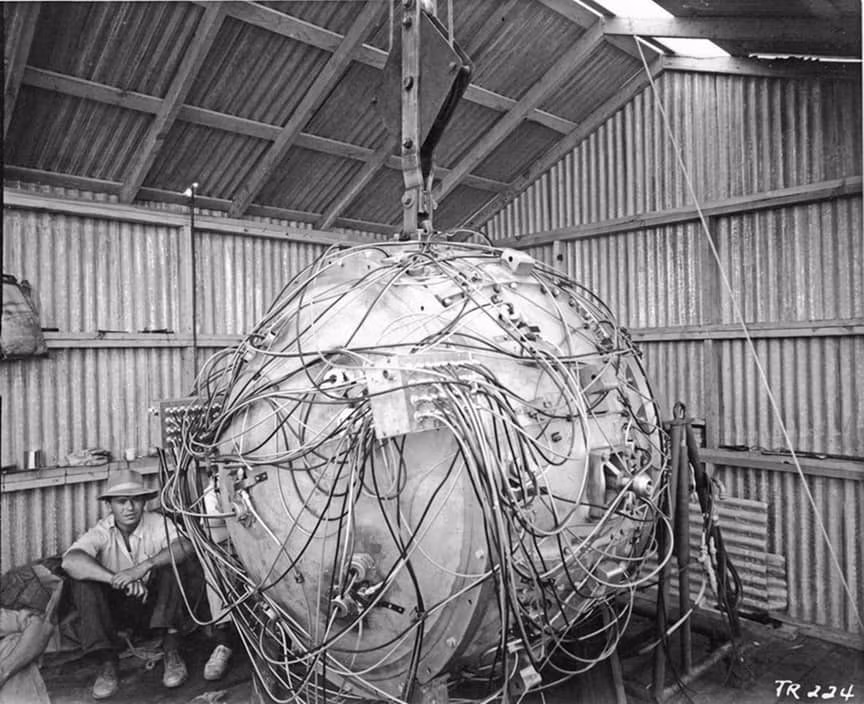 Đây là hình ảnh quả bom nguyên tử đầu tiên trên thế giới được thả xuống thành phố Hiroshima, Nhật Bản năm 1945. Vụ thả quả bom hạt nhân này đã cướp đi sinh mạng của hàng chục ngàn người cũng như phá hủy khu vực rộng lớn.