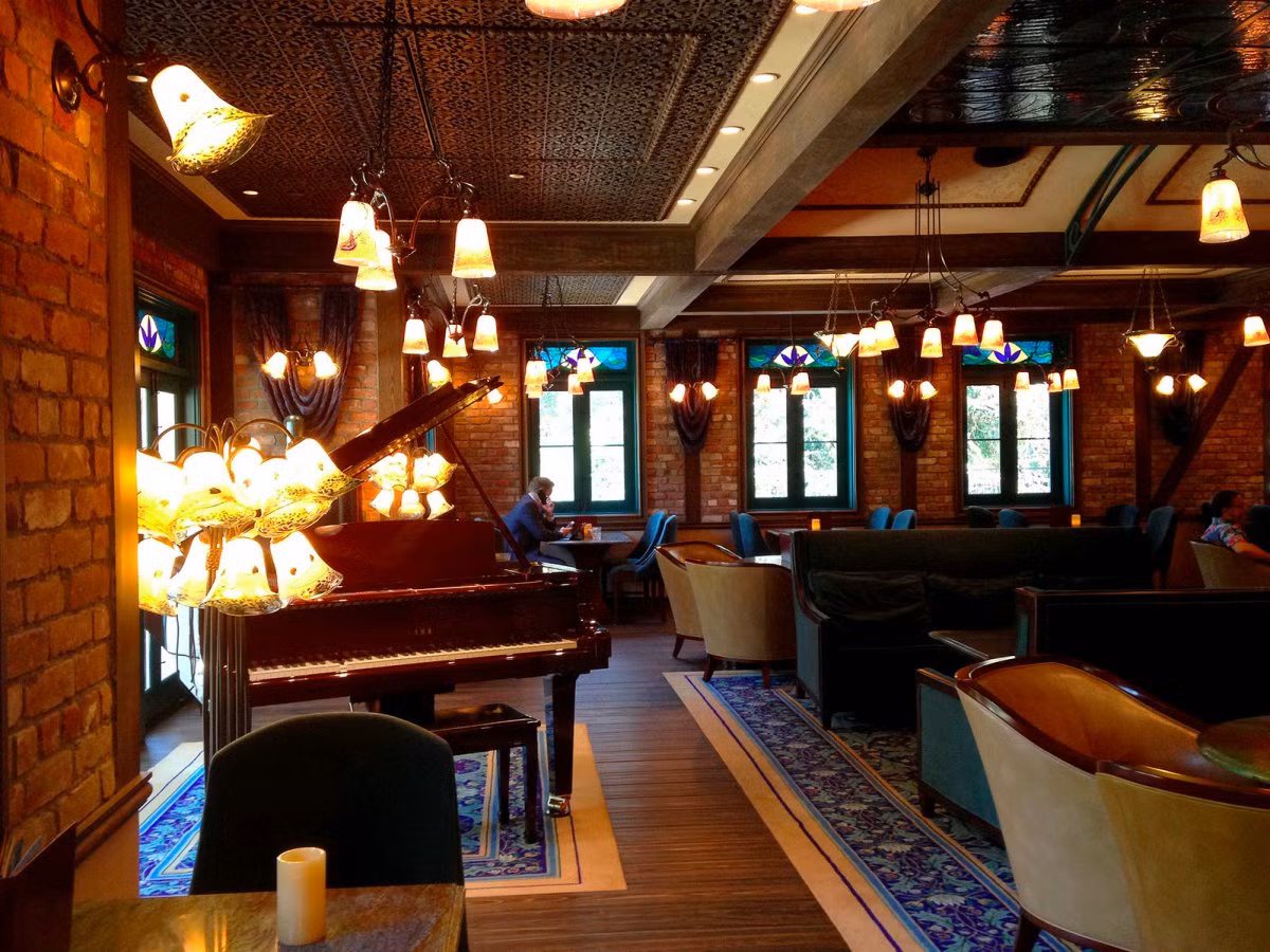 Club 33 là câu lạc bộ bí mật, không phải ai cũng có thể đặt chân tới. Nằm ngay trung tâm quảng trường New Orleans (Mỹ), Club 33 do Walt Disney cho người xây dựng. Tuy nhiên, Walt Disney qua đời trước khi Club 33 hoạt động.