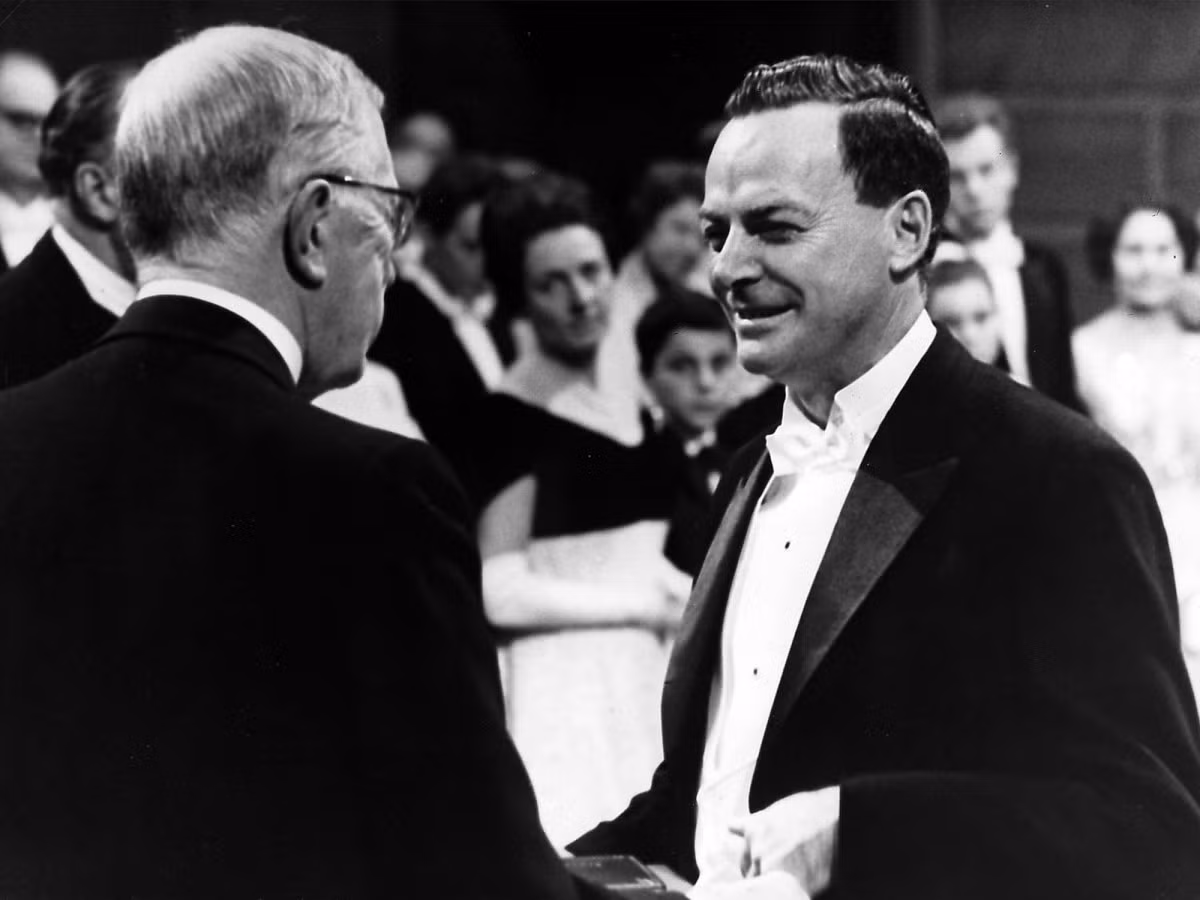Nhà vật lý lý thuyết Richard Feynman (phải ảnh) ghi dấu ấn lịch sử với lời trăn trối: “Tôi ghét phải chết 2 lần. Điều đó thật buồn tẻ”.