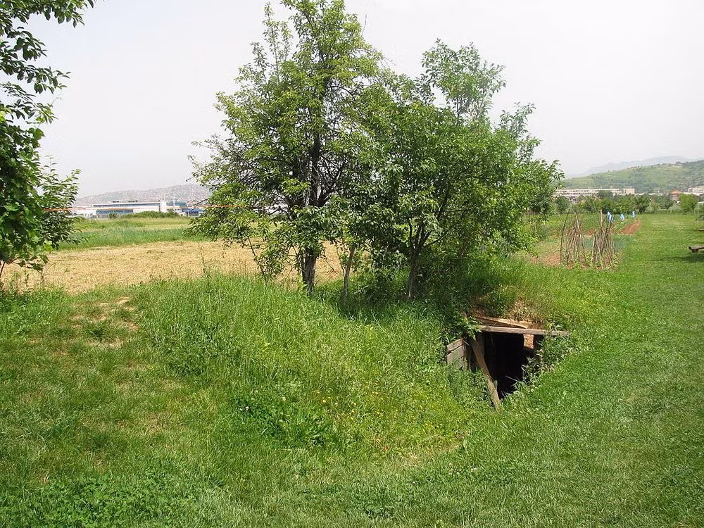 Do bị quân đội Serbia vây hãm nên khoảng 300.000 người dân Sarajevo sống trong cảnh bị cô lập, thiếu thốn thực phẩm, chăm sóc y tế... Trong ảnh là lối vào phía Nam của đường hầm Sarajevo.