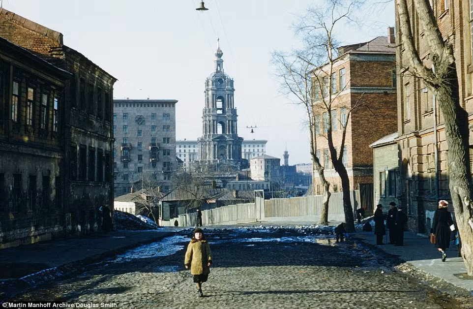 Tướng Martin Manhoff đã làm việc ở Đại sứ quán Mỹ tại Moscow từ tháng 2/1952 - 6/1954. Trong hơn 2 năm, Tướng Manhoff đã chụp nhiều hình ảnh về Liên Xô tuyệt đẹp. Trong ảnh là một đứa trẻ đi bộ trên một con đường ở Moscow.
