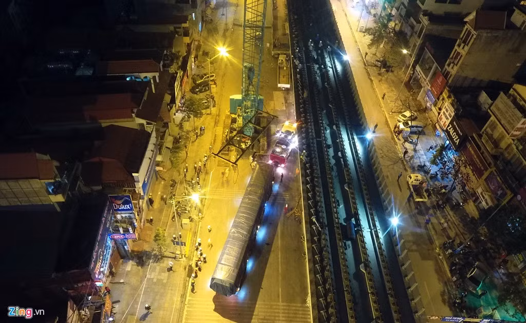 0h45, đầu máy đầu tiên được đưa từ bãi tập kết trong khu đô thị Văn Phú tới ga La Khê.