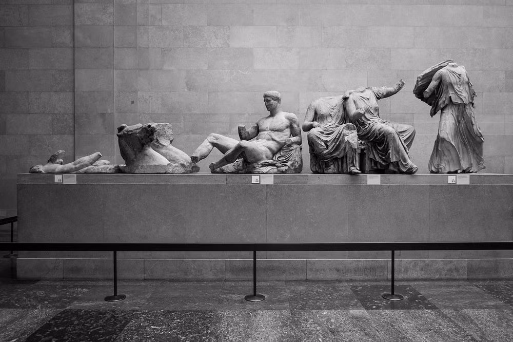 Về sau, do gặp khó khăn về kinh tế nên Huân tước Elgin đã bán Elgin Marbles cho Bảo tàng Anh. Chính vì vậy, bức chạm khắc tinh xảo này được trưng bày tại Bảo tàng Anh từ đó cho đến nay.