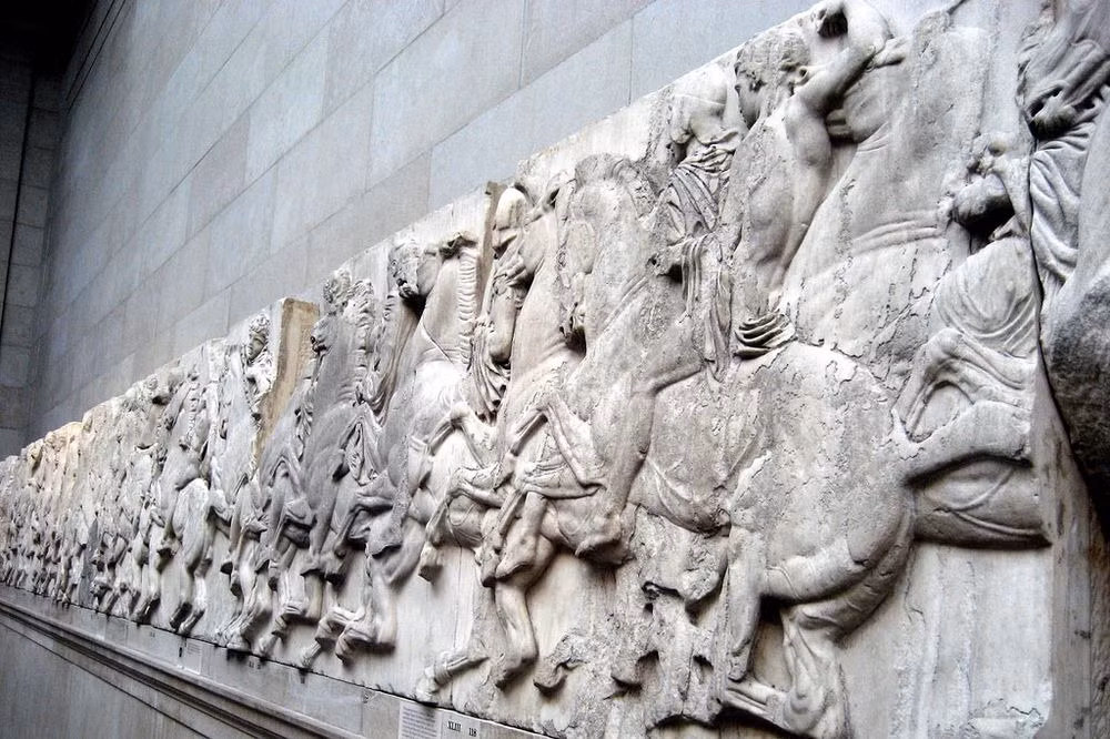 Elgin Marbles nằm trong một bộ các tác phẩm phù điêu và tượng mô tả các vị thần trên đỉnh Olympia, những người anh hùng cũng như những trận đánh trong thần thoại Hy Lạp từng được trang trí bên trong đền Parthenon và các công trình khác trên đồi Acropolis.
