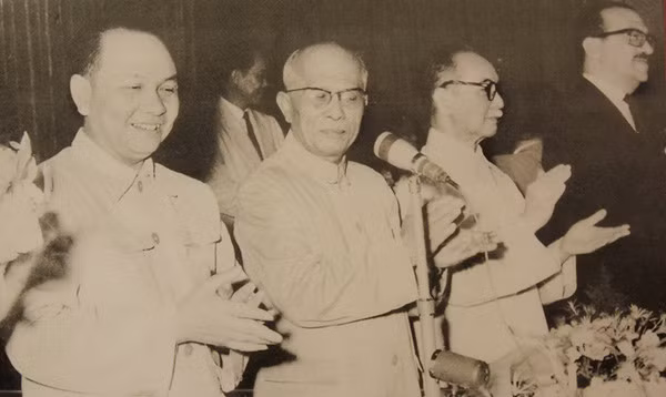 Tại kỳ họp thứ nhất Quốc hội khóa II diễn ra tại Hà Nội từ 7-15/7/1960, đồng chí Trường Chinh (thứ nhất, từ trái sang) được bầu làm Chủ tịch Ủy ban Thường vụ Quốc hội và giữ chức vụ này thời kỳ 1960-1975. Ông lần lượt giữ nhiều chức vụ quan trọng khác: như hai lần trở thành Tổng Bí thư giai đoạn 1941-1956 và thời kỳ 1986; Chủ tịch Quốc hội các khóa V, VI; Chủ tịch Hội đồng Nhà nước thời kỳ 1981-1987. (Ảnh tư liệu)