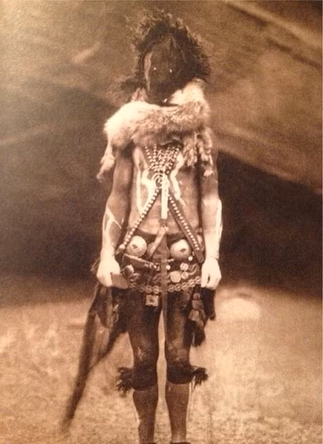Một người đàn ông Navajo hóa trang thành quái vật huyền thoại Nayenezgani.
