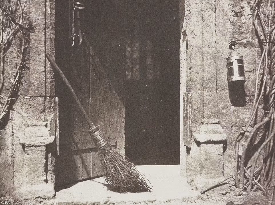 Bức ảnh này được nhiếp ảnh gia Talbot chụp tháng 4/1844 và đặt tiêu đề là "Cánh cửa mở".