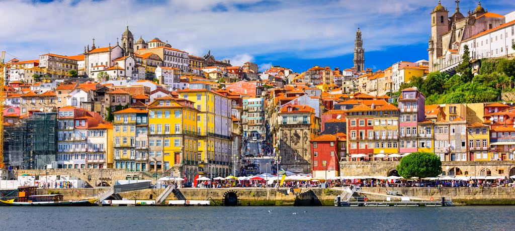 Thủ đô Lisbon của Bồ Đào Nha nằm bên bờ Đại Tây Dương xung quanh đều giáp với biển nên Lisbon được coi là thành phố của nước. Chính vì vậy, khí hậu quanh năm ở đây luôn dễ chịu, mát mẻ. Đây cũng là thành phố lớn nhất của Bồ Đào Nha.