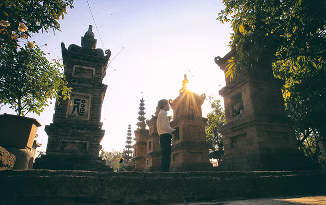 Khu vườn mộ tháp bằng đá ong nằm sát cạnh chùa, dù trải qua hàng trăm năm với biết bao thăng trầm của lịch sử, những tòa tháp đá vẫn đứng sừng sững như thách thức với thời gian.