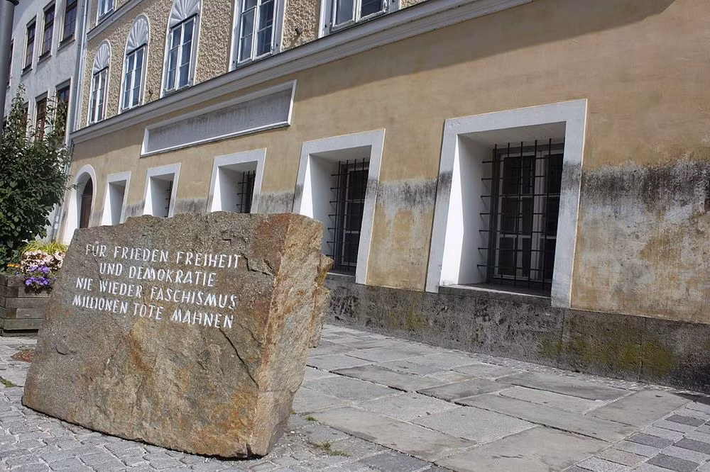 Hitler đã quay trở lại Braunau một thời gian ngắn năm 1938 khi nhà độc tài đang trên đường đến Vienna.