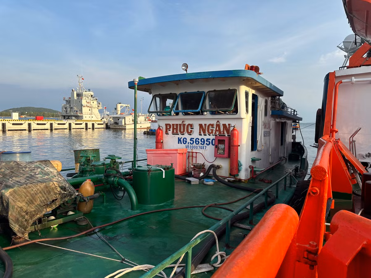 Cảnh sát biển bắt được nhiều tàu vi phạm trên biển Tây Nam - Hình 3 Canh sat bien bat duoc nhieu tau vi pham tren bien Tay Nam-Hinh-3
