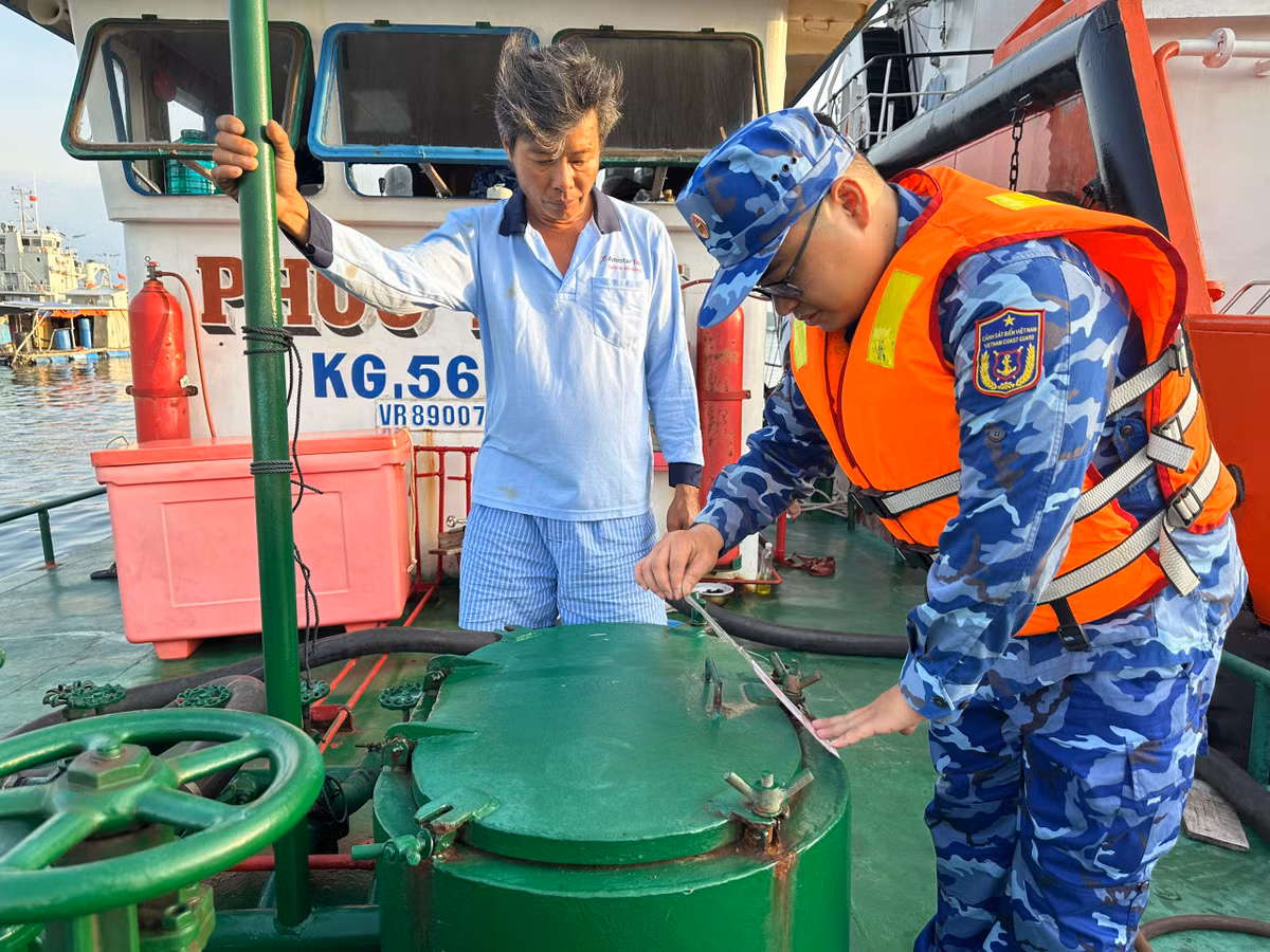Cảnh sát biển bắt được nhiều tàu vi phạm trên biển Tây Nam - Hình 2 Canh sat bien bat duoc nhieu tau vi pham tren bien Tay Nam-Hinh-2