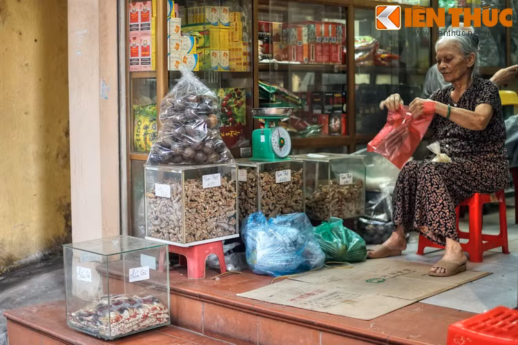 Người bán hàng đa phần là phụ nữ. Với quy mô buôn bán thời hiện đại, họ dùng những chiếc cân đĩa có thể cân được đến hàng yến thay cho những chiếc cân cán gỗ, đĩa đồng để đong thuốc theo lạng thời xưa.