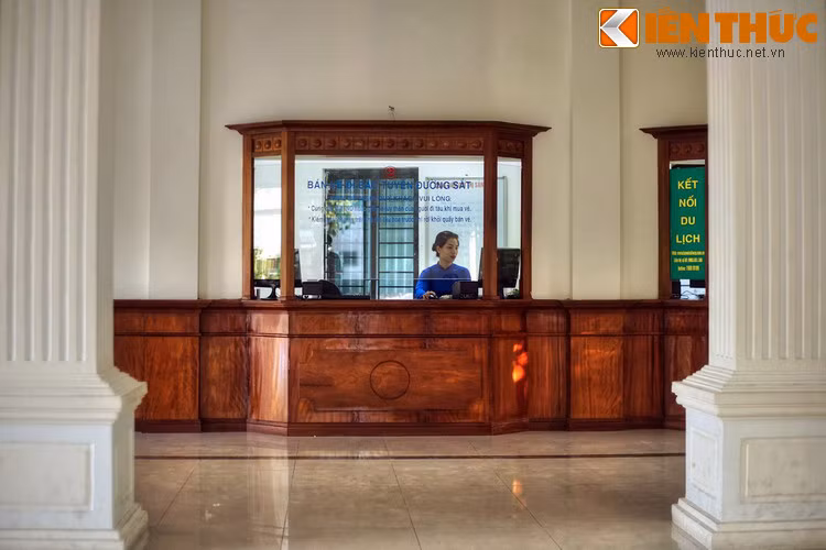 Từ ga Long Biên, du khách có thể mua vé để theo các đoàn tàu băng qua cầu Long Biên đến với nhiều tỉnh thành ở khu vực phía Bắc.