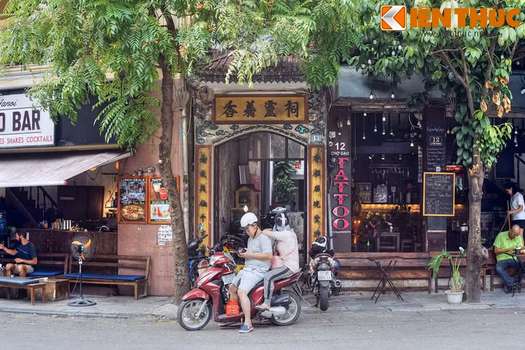 Một dấu tích gợi nhớ về quá khứ của phố Chợ Gạo là đình Hương Nghĩa ở góc Chợ Gạo – Đào Duy Từ, là ngôi đình của thôn Hương Nghĩa xưa. Trong đình thờ Cao Tứ (em Cao Lỗ, tướng của An Dương Vương Thục Phán), sau này xây thêm điện thờ các Mẫu.
