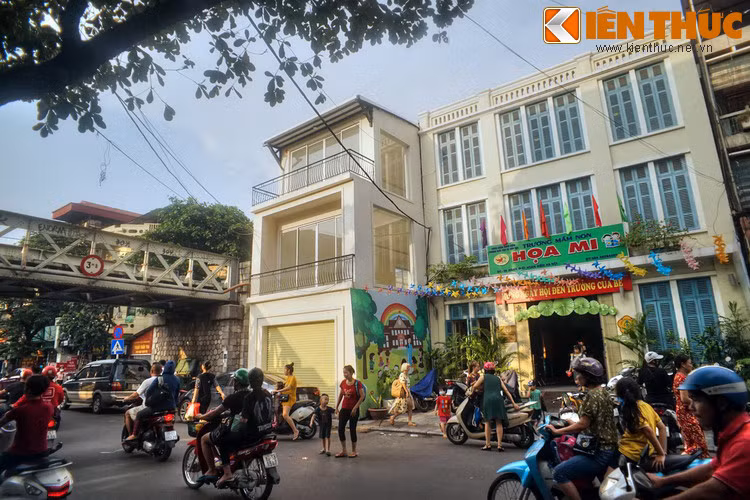 Trong những ngày đầu của cuộc Toàn quốc kháng chiến mùa đông 1946, phố Hàng Giấy là một tuyến lửa anh hùng. Khi đó quân ta đóng ở khách sạn Hoa Nam (nay là trường mẫu giáo Tuổi Thơ) gây thiệt hại nặng nề cho các đoàn tàu địch chạy qua cạnh đó.