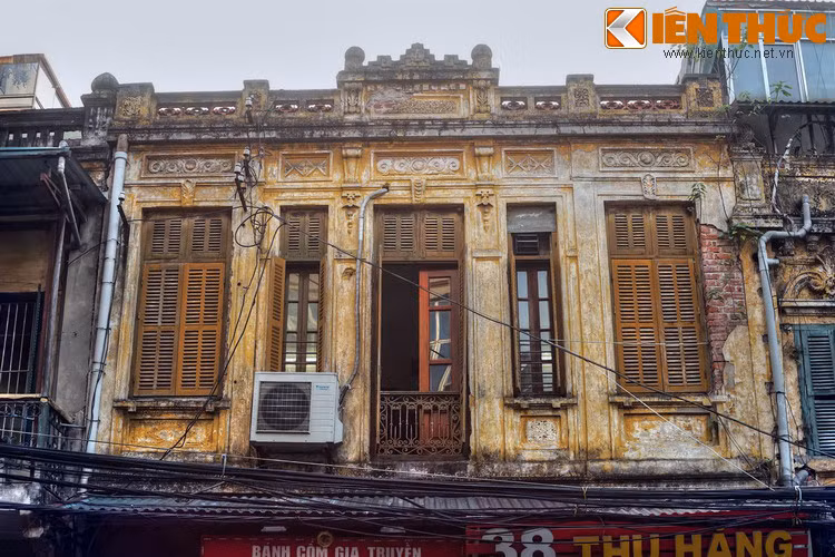Trên phố còn sót lại một số ngôi nhà kiểu Tây hai tầng trang trí tinh tế, kiểu nhà góp phần quan trọng trong việc định hình nên diện mạo phố cổ đầu thế kỷ 20.