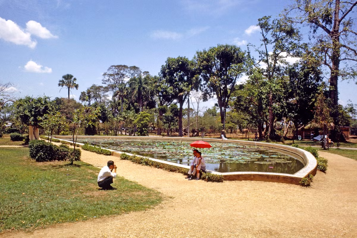 Hồ nước trong Thảo Cầm Viên Sài Gòn.