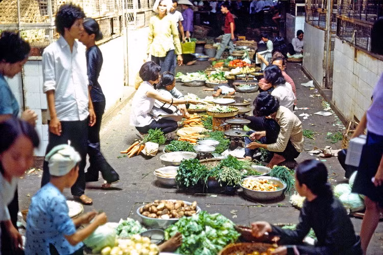 Các quầy rau quả ở chợ Bến Thành.