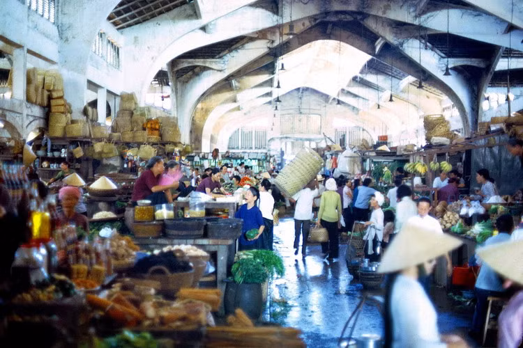 Khung cảnh bên trong chợ Bến Thành.