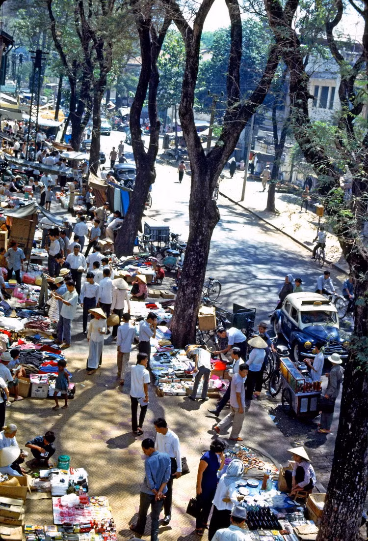 Khu "chợ đen", nơi bán hàng hóa được tuồn ra từ các nhà kho của Mỹ ở Sài Gòn.