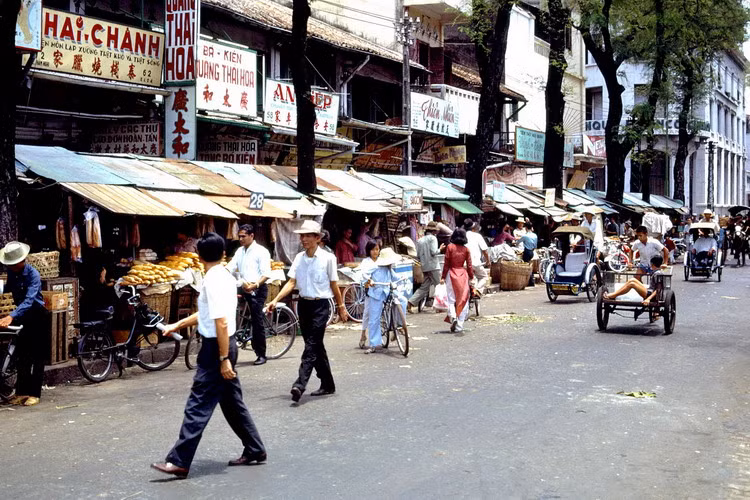 Khung cảnh nhộn nhịp ở khu chợ Cũ, đại lộ Hàm Nghi với các cửa hàng của người Hoa nằm san sát.