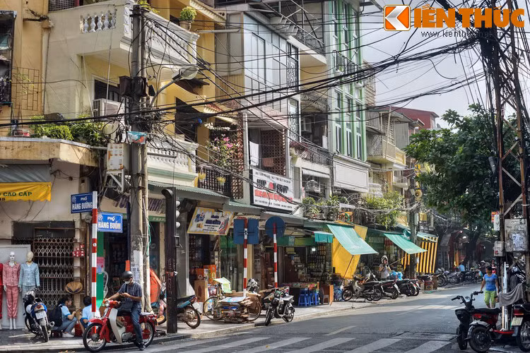 Từ thế kỷ 17, người Hoa kiều được cư trú tại Thăng Long. Theo thời gian, phố Hàng Buồm trở thành một phố Hoa kiều sầm uất bậc nhất Hà Nội. Người Hoa ở đây đa phần có nguyên quán từ tỉnh Quảng Đông của Trung Hoa.