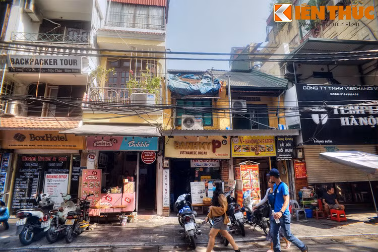 Là một trong những tuyến phú du lịch trọng điểm của phố cổ Hà Nội, phố Hàng Buồm cũng có nhiều quán cà phê, quán bar, nhà hàng với phong cách đa dạng và các cơ sở lưu trú phục vụ khách phương xa.