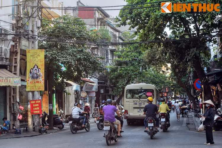 Do sự hiện diện của đền Hỏa Thần mà xưa kia đoạn phố có đền (đầu Hàng Gà) được người dân gọi là phố Nhà Hỏa (còn phố Nhà Hỏa ngày nay khi xưa là ngõ Nhà Hỏa).