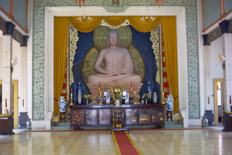 Chính điện chùa Xá Lợi chỉ đặt một tượng Phật Thích Ca Mâu Ni lớn, chứ không thờ nhiều Phật như các chùa xưa.