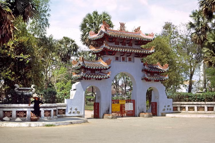 Ảnh cực độc: Đời sống tâm linh huyền bí ở Sài Gòn 1965 Anh cuc doc: Doi song tam linh huyen bi o Sai Gon 1965