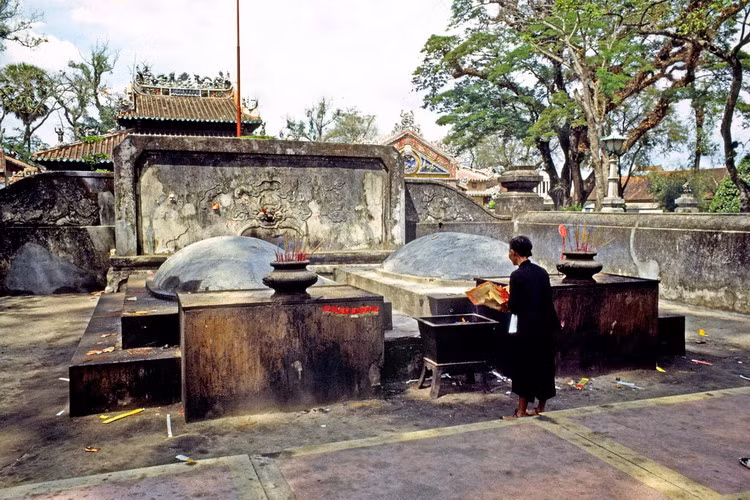 Phần mộ gồm hai ngôi mộ song táng của Tả quân Lê Văn Duyệt và vợ là bà Đỗ Thị Phận, nằm cách khu miếu một khoảng sân rộng.