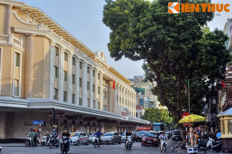 Thời gian này, nghề làm bài lá rời khỏi phố, nhường chỗ cho các công sở và hãng buôn lớn của Pháp. Ở đầu phố, chợ Hàng Bài nhường chỗ cho hãng buôn tạp hóa lớn nhất Hà Nội là “Liên hợp thương mại Đông Dương” (L’Union commercial indochinoise) mà dân chúng gọi là “hiệu Gô-đa”, nay là tòa nhà Tràng Tiền Plaza.