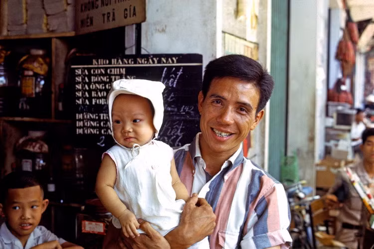 Hai bố con trước cửa hàng bán đường, sữa.