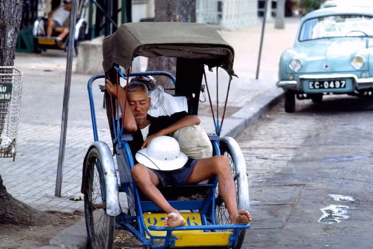 Giấc ngủ của người lái xích lô già.