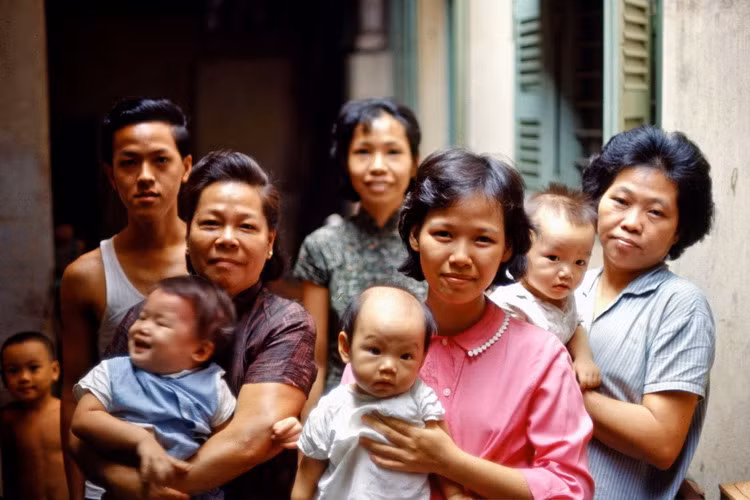 Một gia đình ba thế hệ chụp ảnh chung.