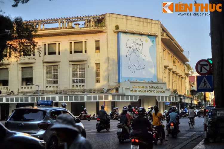 Phố Hàng Khay xưa bao gồm cả đoạn phía Nam phố Tràng Tiền ngày nay. Đầu thời Pháp thuộc, người Pháp gọi chung phố này và phố Tràng Tiền là “rue des Incrusteurs”, hay phố Thợ Khảm. Năm 1886, phố đổi tên là phố Paul Bert.