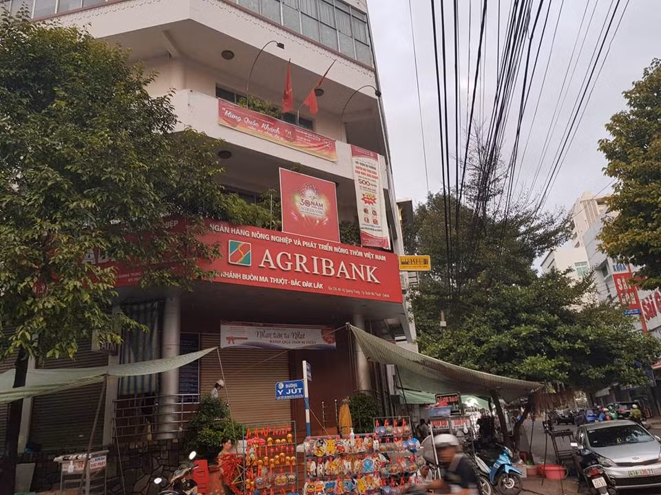 Sự thật vụ Thanh tra ngân hàng nhà nước bị tố bảo kê vay nặng lãi Su that vu Thanh tra ngan hang nha nuoc bi to bao ke vay nang lai