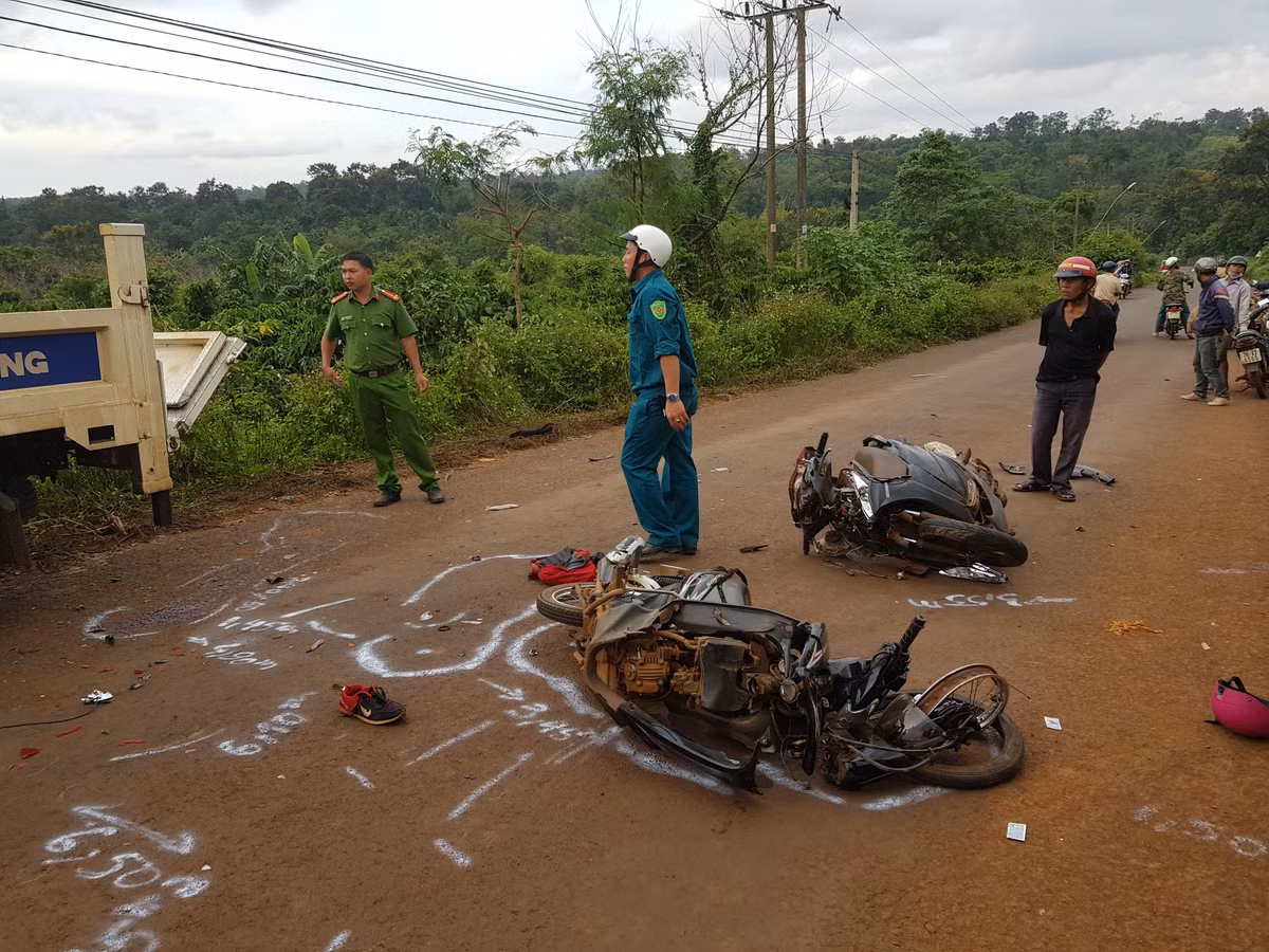 2 xe máy đấu đầu, nữ giáo viên ở tử vong 2 xe may dau dau, nu giao vien o tu vong